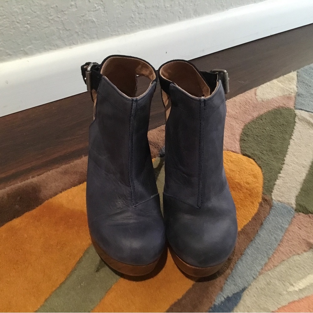 Free People Navy Cedar Clog, size 39, US 8.5